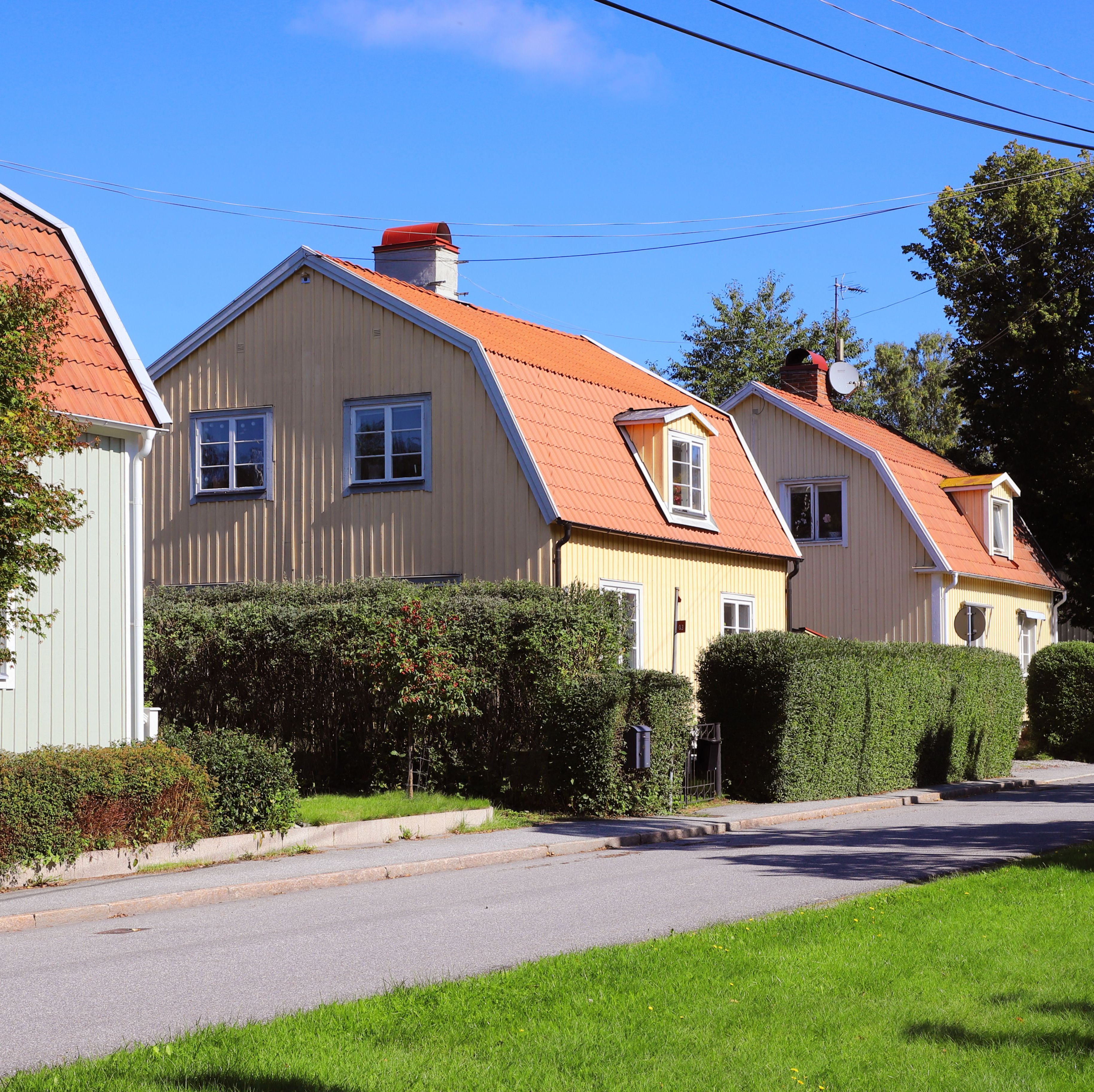 Gult hus med orange tak