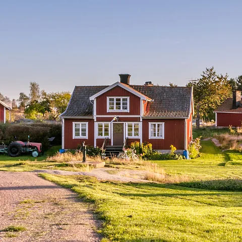 Gult hus med orange tak