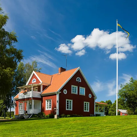 Rött hus bredvid en flaggstång